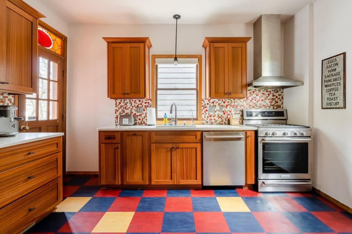 Holiday home Collection - 4br Preserved 1907 Classic Craftsman Portland