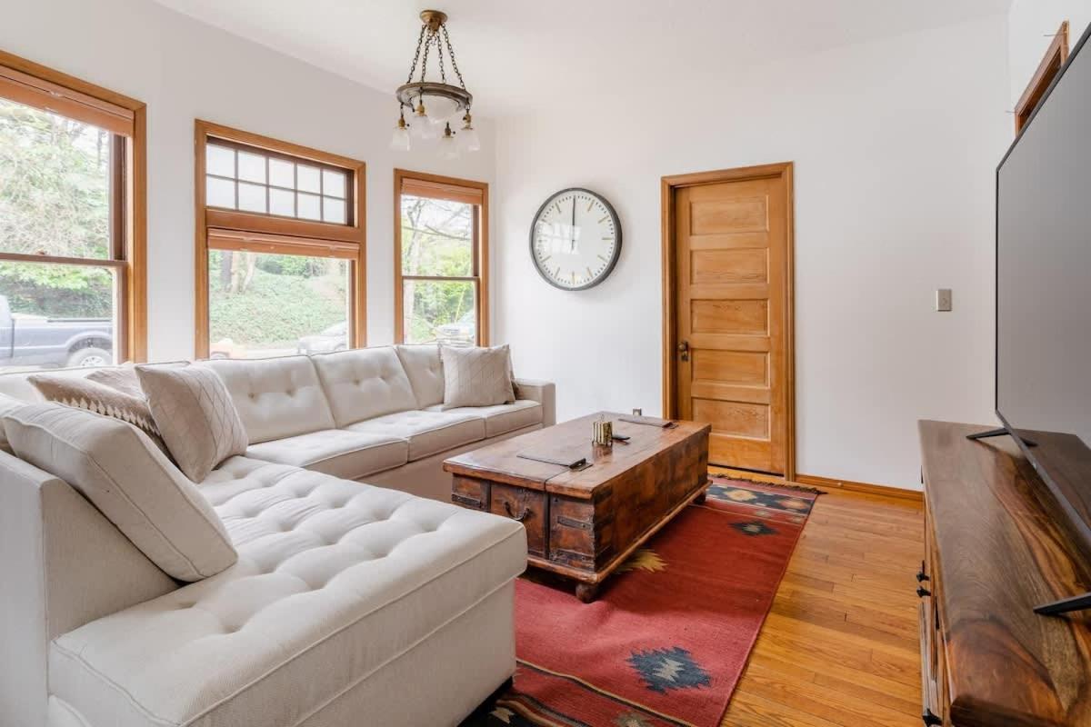 Collection - 4br Preserved 1907 Classic Craftsman Holiday home Portland